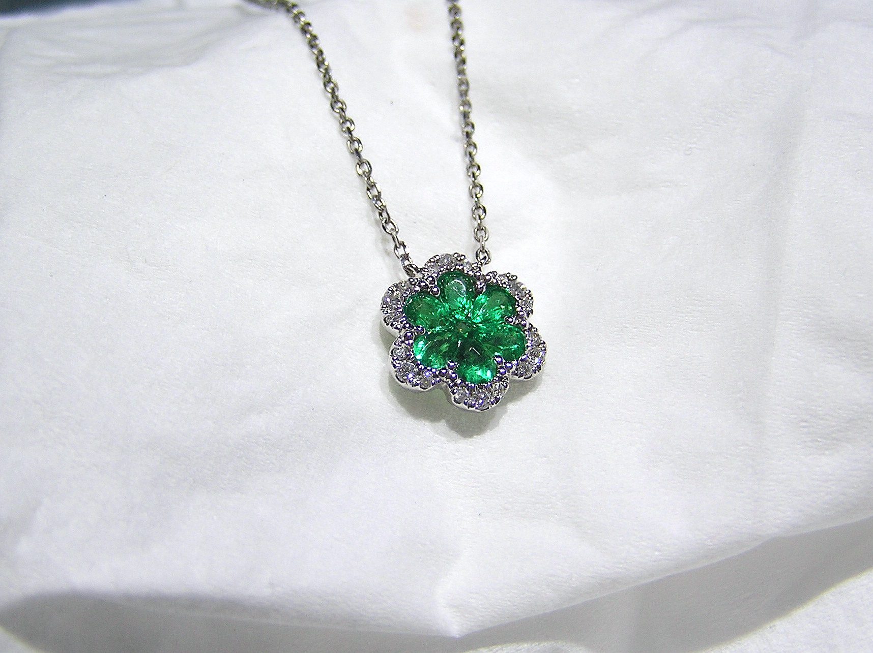 14k Emerald and Diamond Clover Pendant - Image 3